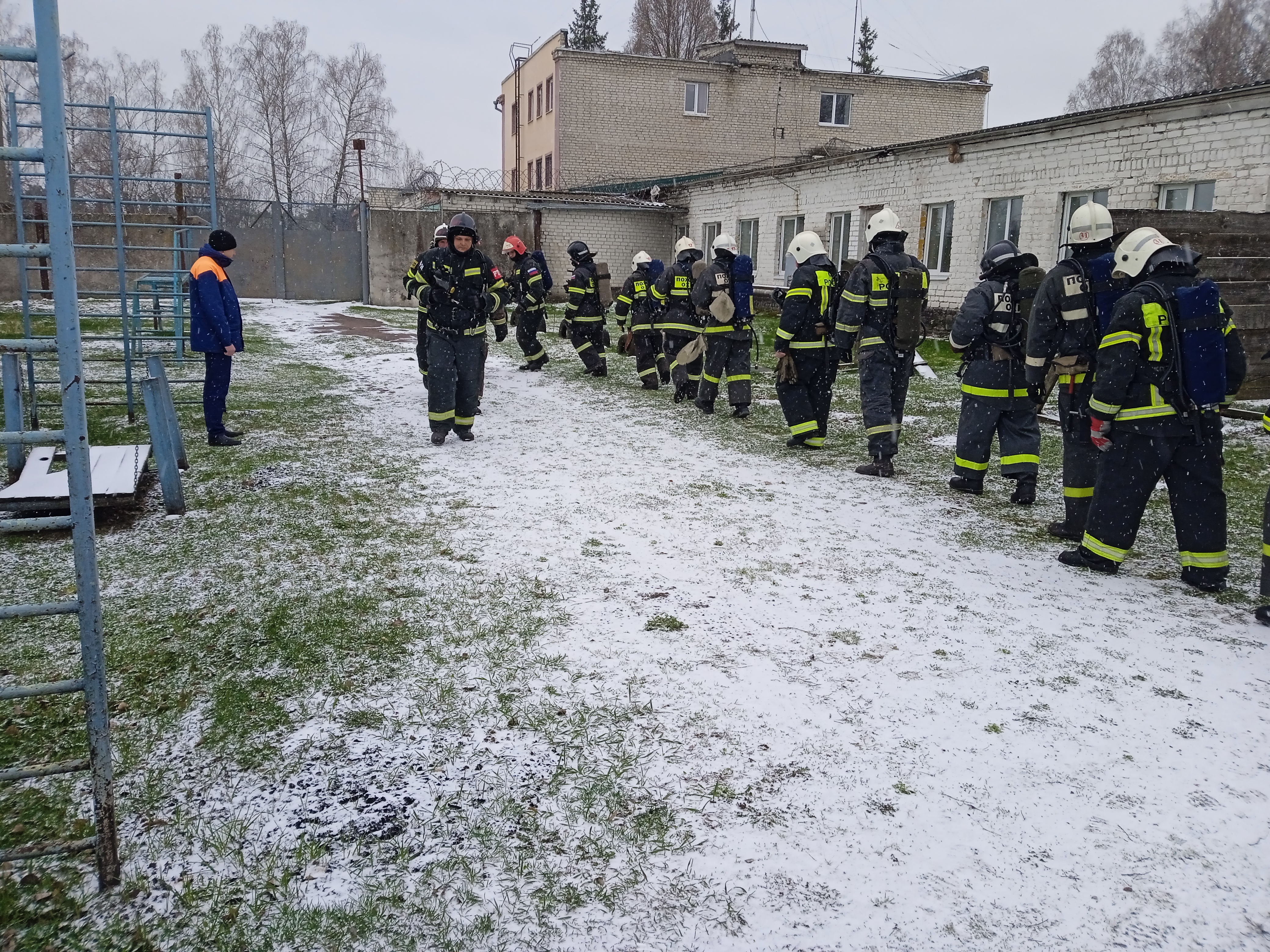 Комаричские газодымозащитники прошли занятия в дымокамере.